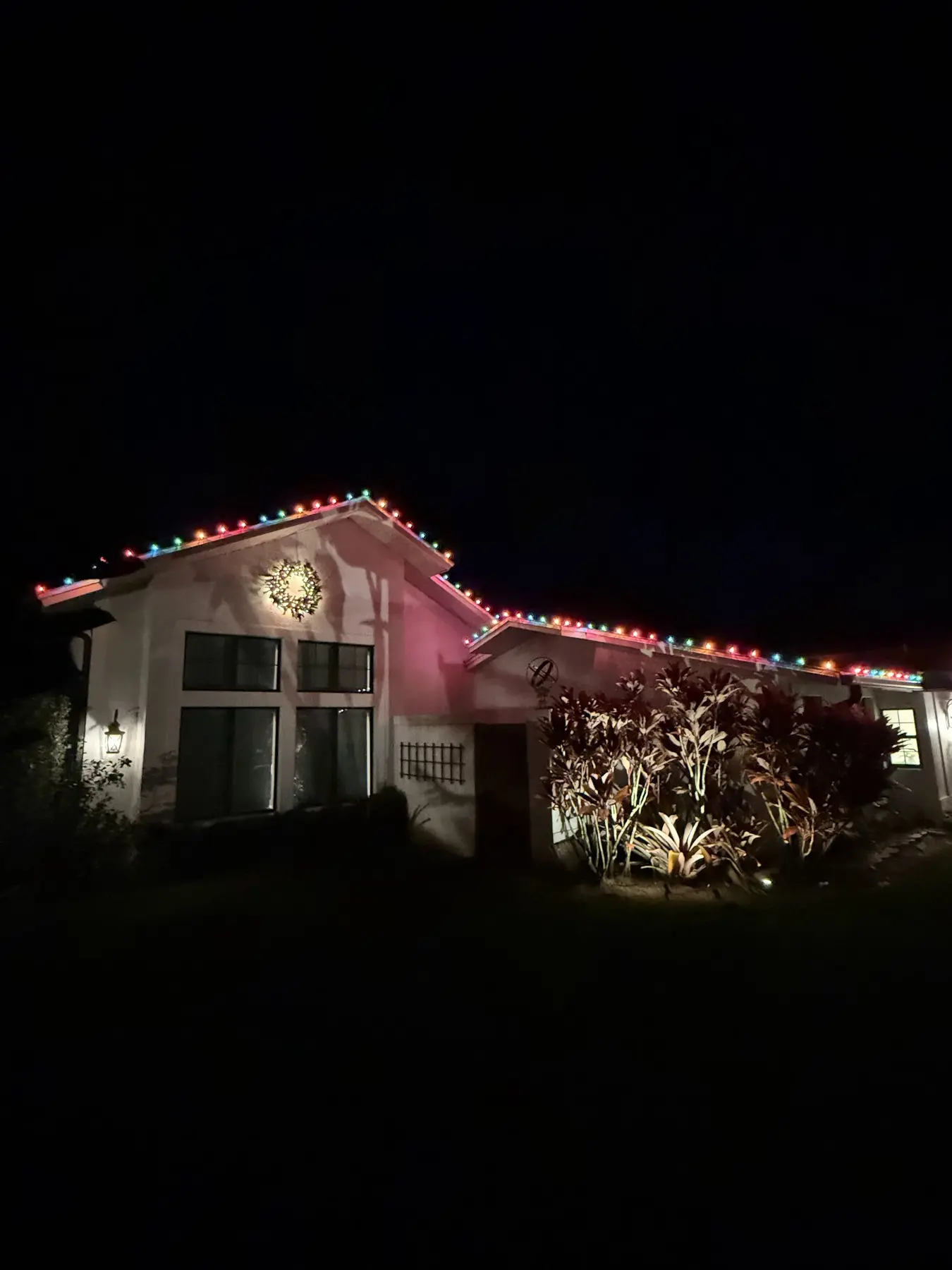 Roofline in classic multicolor with a lit wreath centerpiece